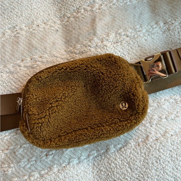 Lululemon Sherpa everywhere belt bag - Picture 1 of 6